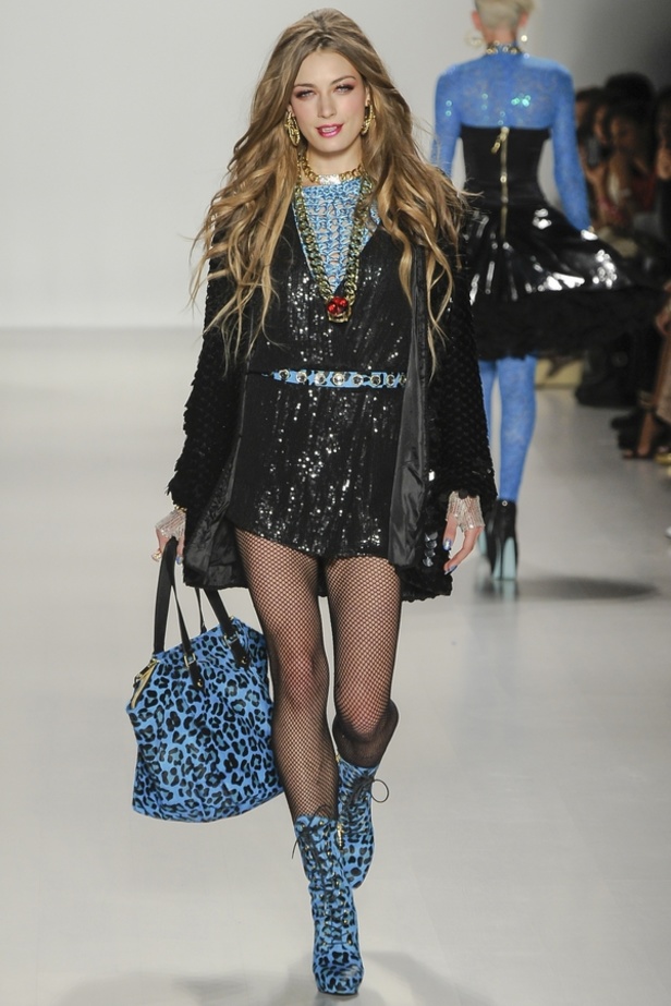 أجواء الثمانينيات في عرض Betsey Johnson