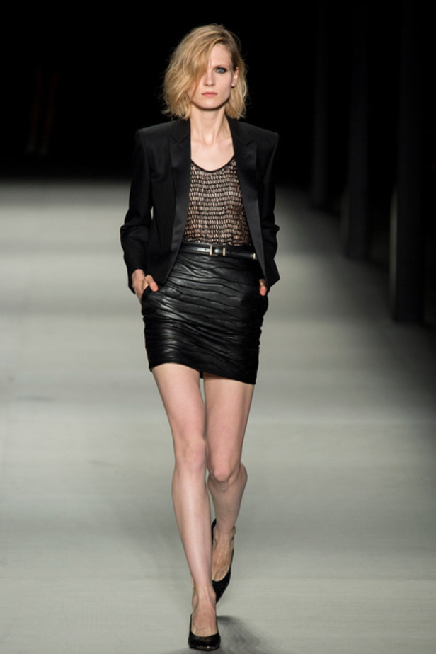 Saint Laurent: الاقمشة الشفافة لاطلالة أكثر دلالاً