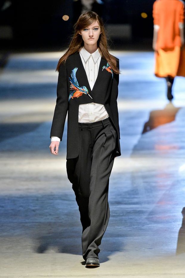 أزياء Giles... تفاصيل صغيرة تصنع الدهشة