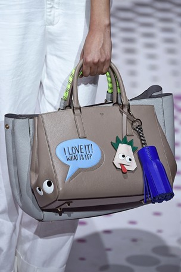 "الحقائب أيضاً لها مشاعر" في عرض Anya Hindmarch