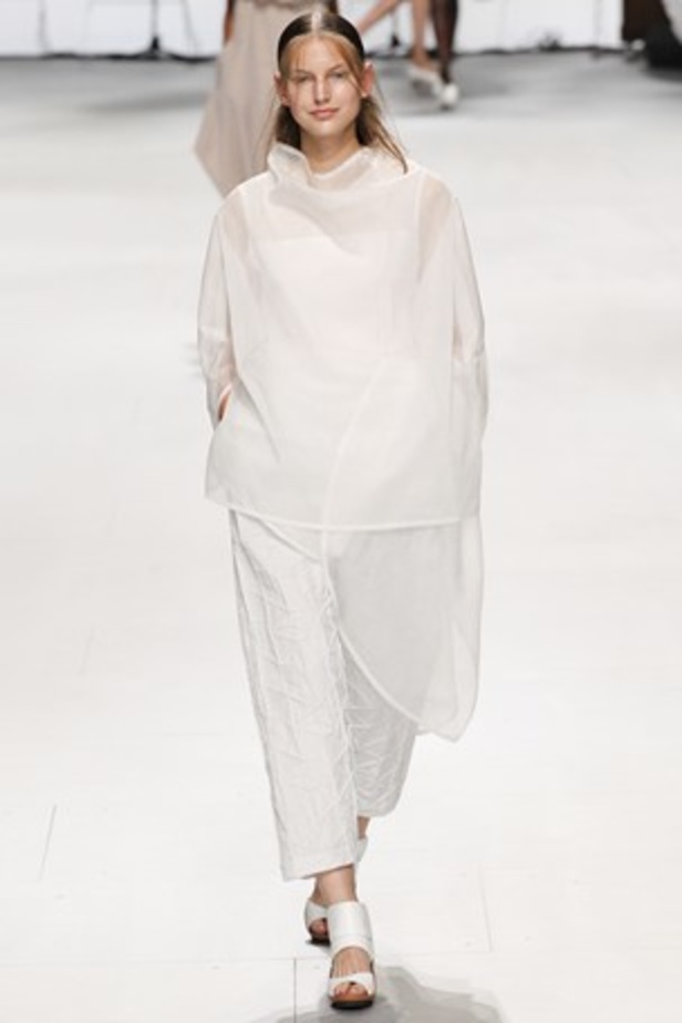 لمسات عصرية ومضلّعة في عرض  ISSEY MIYAKE