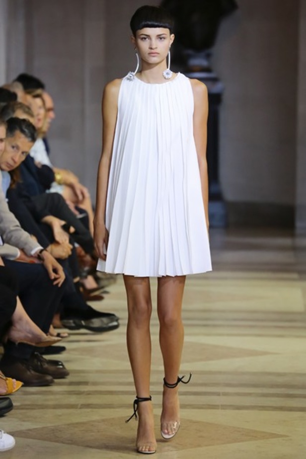 الشفافية والأنوثة عنوان عرض Carolina Herrera