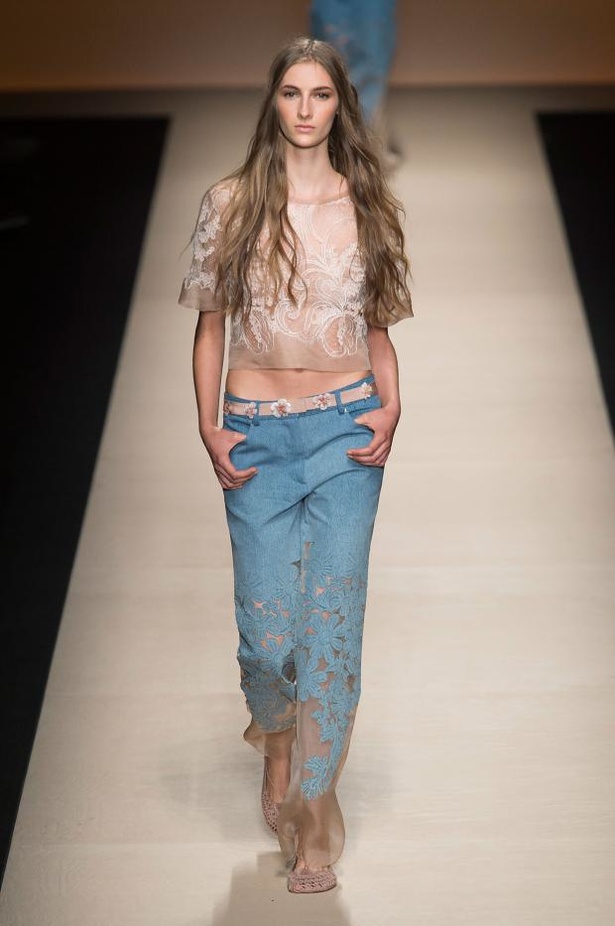 حوريات بوهيمية في عرض Alberta Ferretti لربيع وصيف 2015