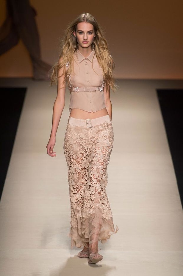 حوريات بوهيمية في عرض Alberta Ferretti لربيع وصيف 2015