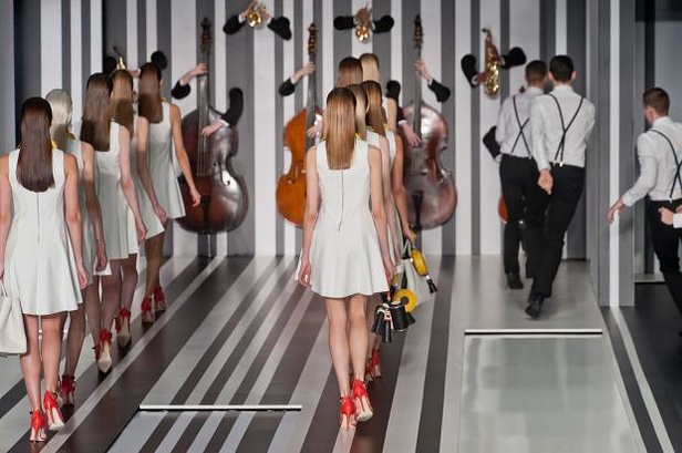 Anya Hindmarch... تصميم واحد يكسر القواعد