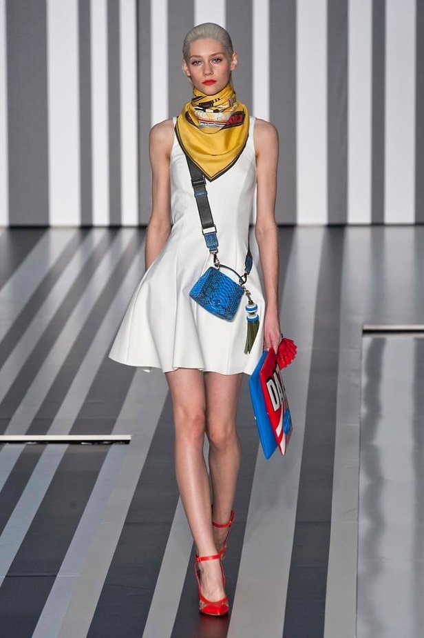 Anya Hindmarch... تصميم واحد يكسر القواعد