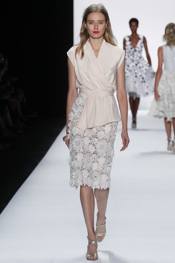 Badgley Mischka رونق السجادة الحمراء في الخمسينيات!