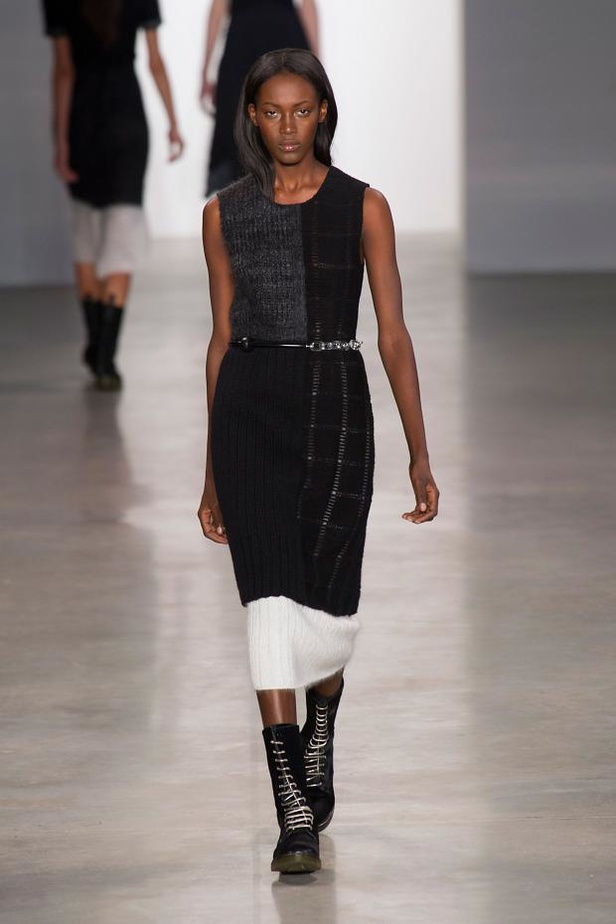 Calvin Klein يغزل الأناقة بخيوط الشمس