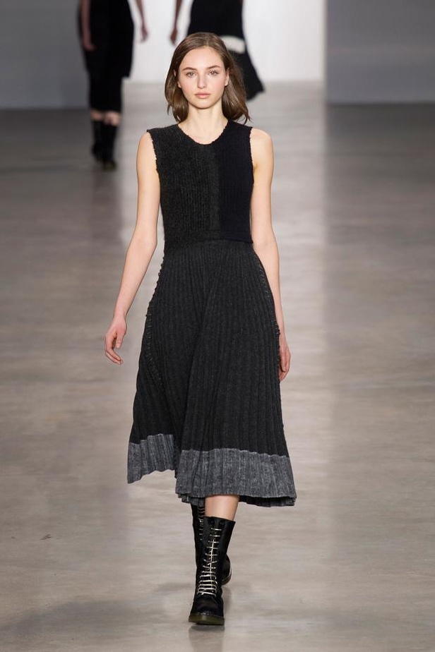 Calvin Klein يغزل الأناقة بخيوط الشمس