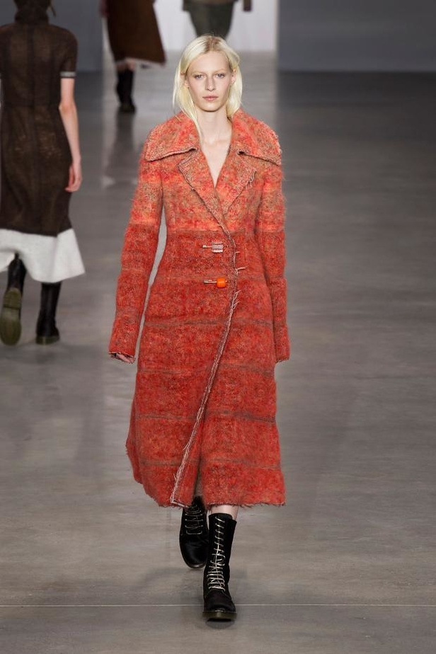 Calvin Klein يغزل الأناقة بخيوط الشمس