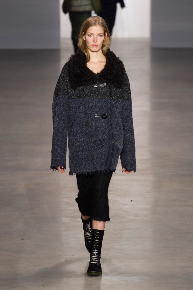 Calvin Klein يغزل الأناقة بخيوط الشمس