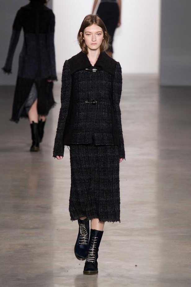 Calvin Klein يغزل الأناقة بخيوط الشمس