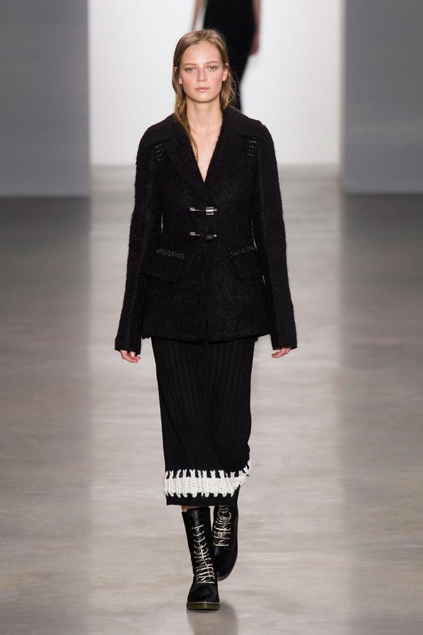 Calvin Klein يغزل الأناقة بخيوط الشمس