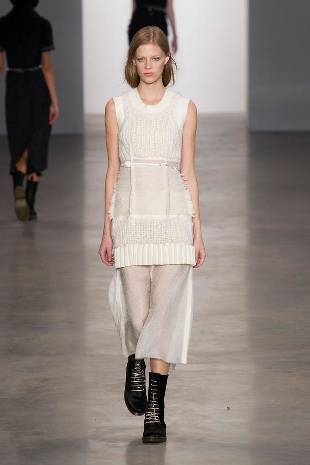 Calvin Klein يغزل الأناقة بخيوط الشمس