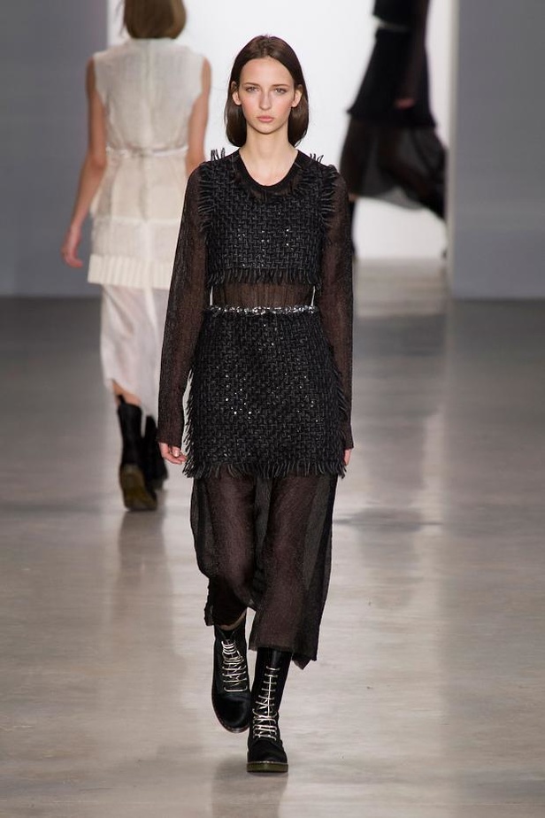 Calvin Klein يغزل الأناقة بخيوط الشمس