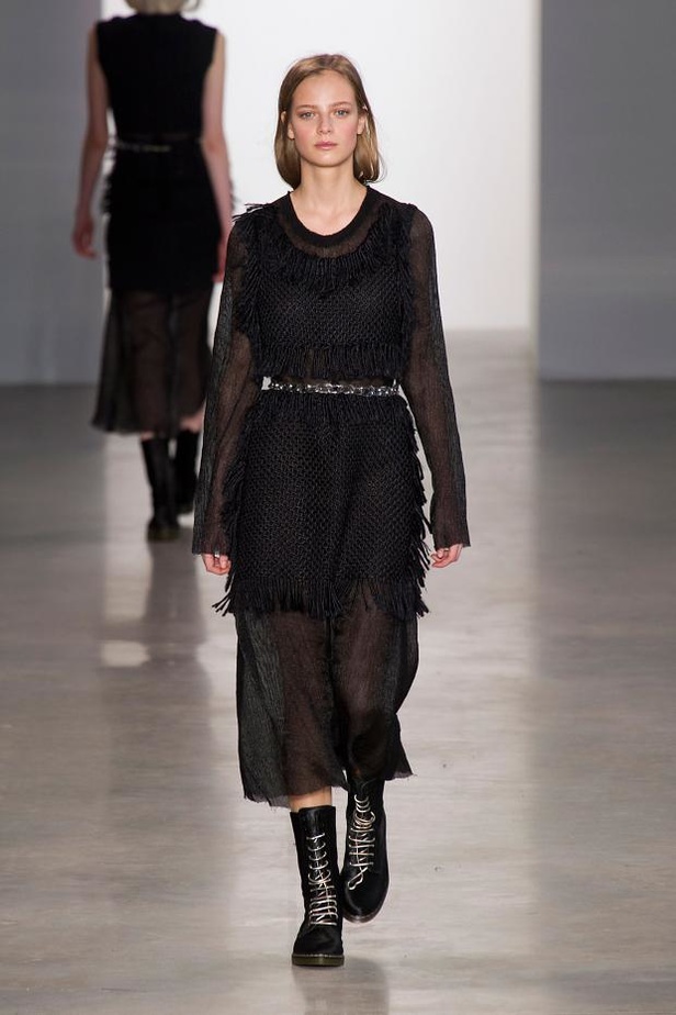 Calvin Klein يغزل الأناقة بخيوط الشمس