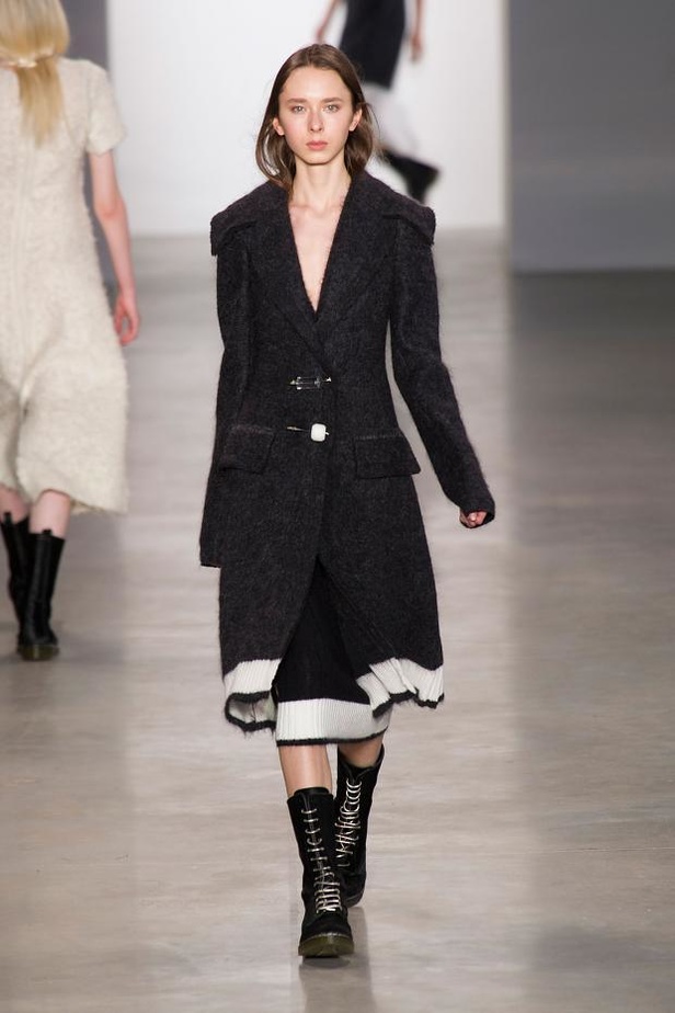 Calvin Klein يغزل الأناقة بخيوط الشمس