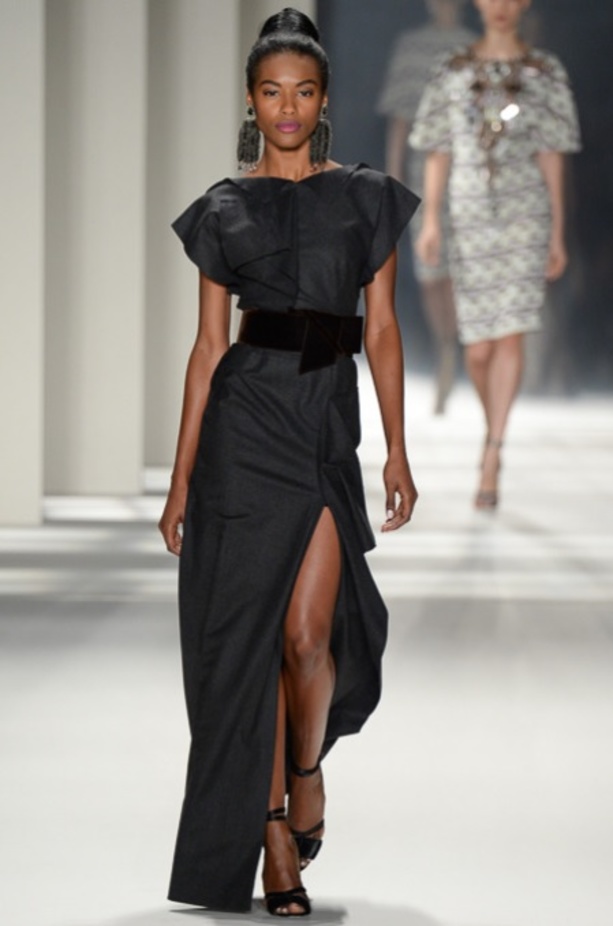  المصممة كارولينا هيريرا تطل على الحضور في نهاية عرض مجموعتها لخريف 2014.