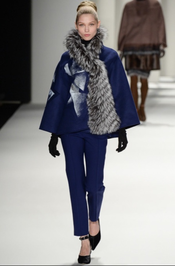  المصممة كارولينا هيريرا تطل على الحضور في نهاية عرض مجموعتها لخريف 2014.