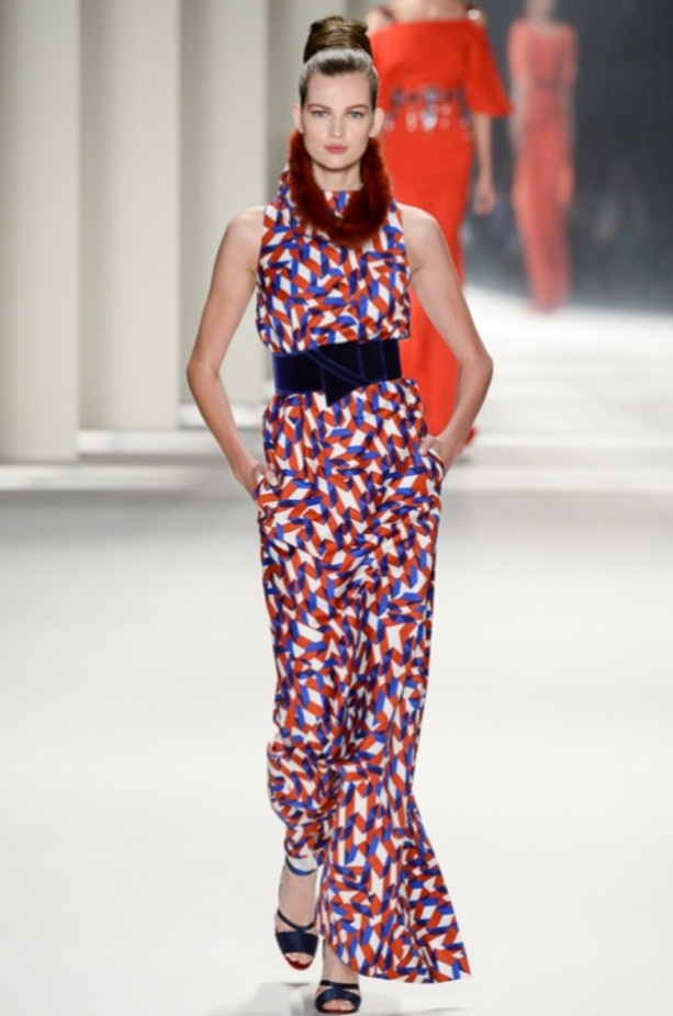  المصممة كارولينا هيريرا تطل على الحضور في نهاية عرض مجموعتها لخريف 2014.