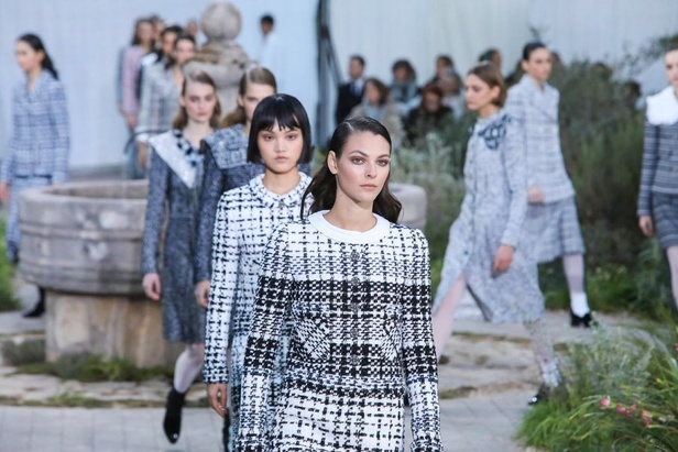 الأسود والأبيض.. عنوان مجموعة Chanel  من الألبسة الفاخرة لربيع وصيف 2020