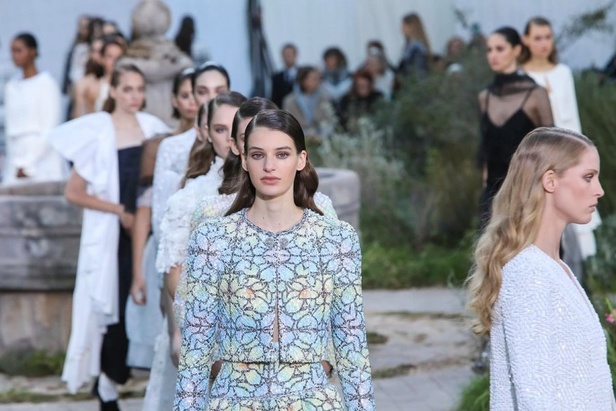 الأسود والأبيض.. عنوان مجموعة Chanel  من الألبسة الفاخرة لربيع وصيف 2020