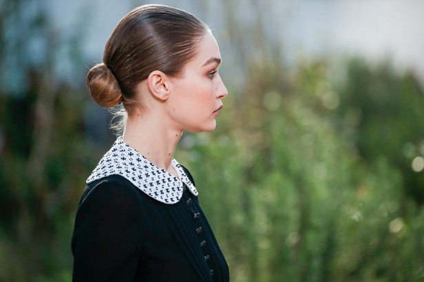 الأسود والأبيض.. عنوان مجموعة Chanel  من الألبسة الفاخرة لربيع وصيف 2020