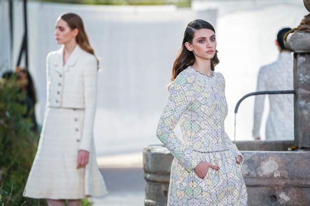 الأسود والأبيض.. عنوان مجموعة Chanel  من الألبسة الفاخرة لربيع وصيف 2020