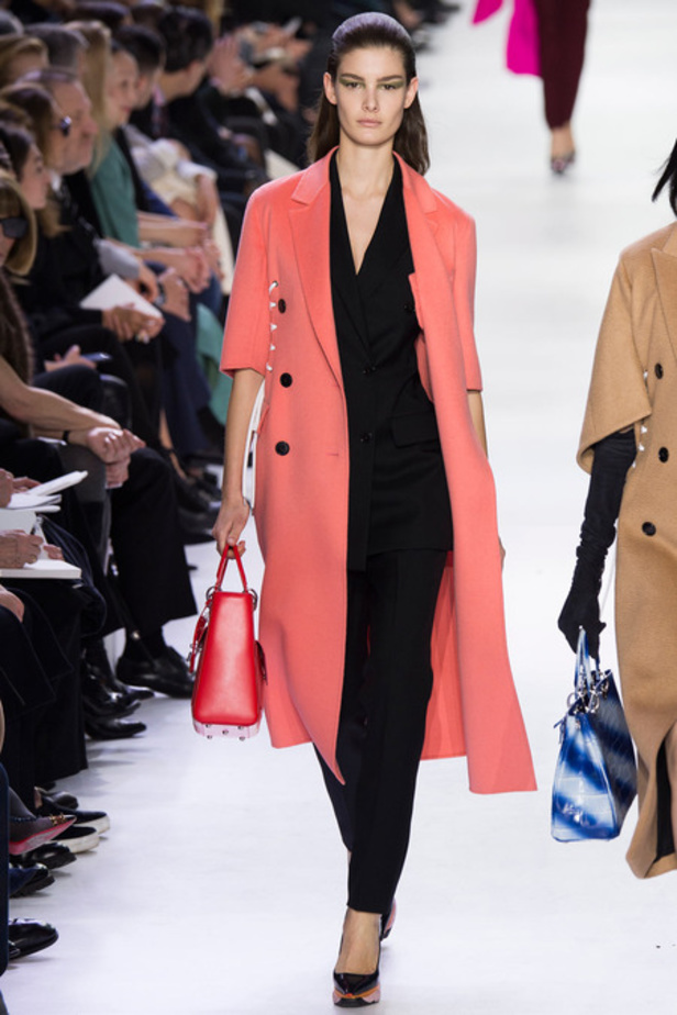 مجموعة DIOR: ألوان أنثوية وقصّات رجالية