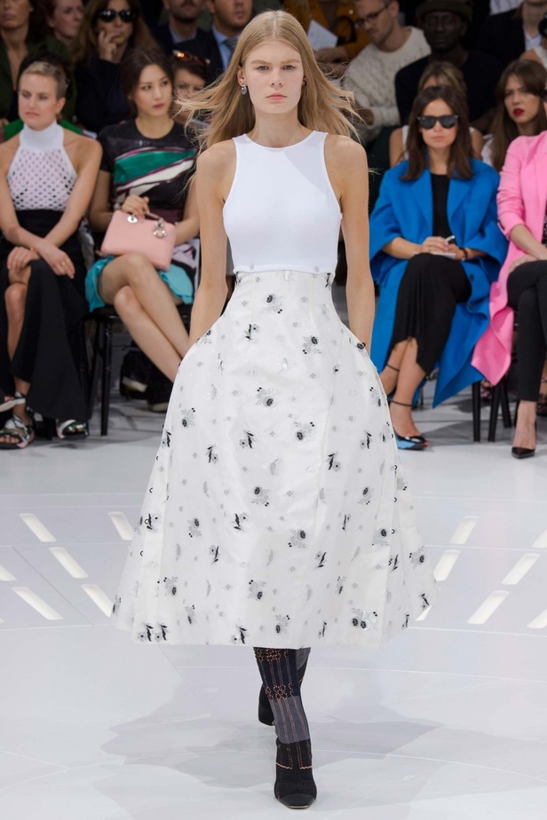 مجموعة Christian Dior تجمع بين الحداثة وحقبة الثمانينات
