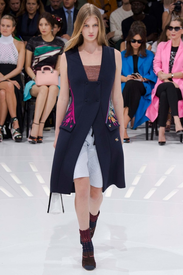 مجموعة Christian Dior تجمع بين الحداثة وحقبة الثمانينات