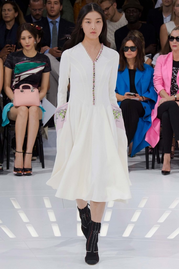 مجموعة Christian Dior تجمع بين الحداثة وحقبة الثمانينات