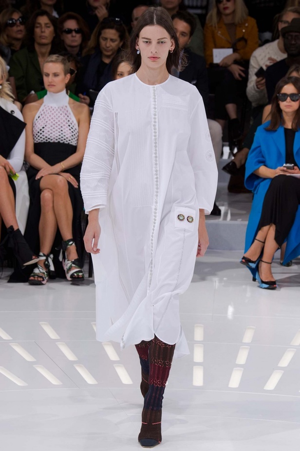 مجموعة Christian Dior تجمع بين الحداثة وحقبة الثمانينات