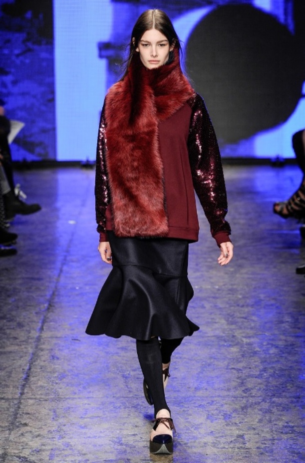 المصممة دونا كاران في نهاية عرض مجموعتها لخريف 2014 من أسبوع نيويورك للأزياء