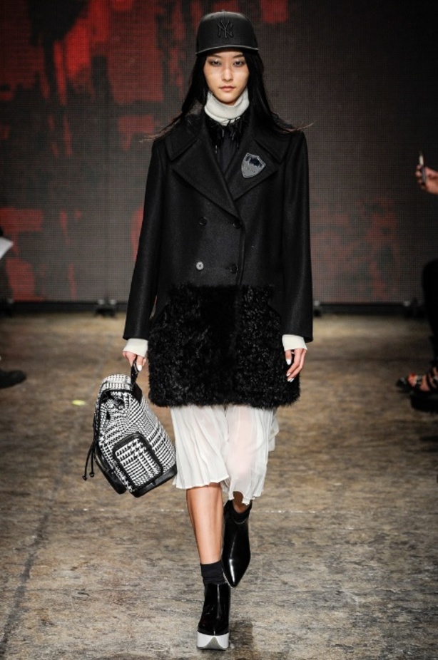 المصممة دونا كاران في نهاية عرض مجموعتها لخريف 2014 من أسبوع نيويورك للأزياء