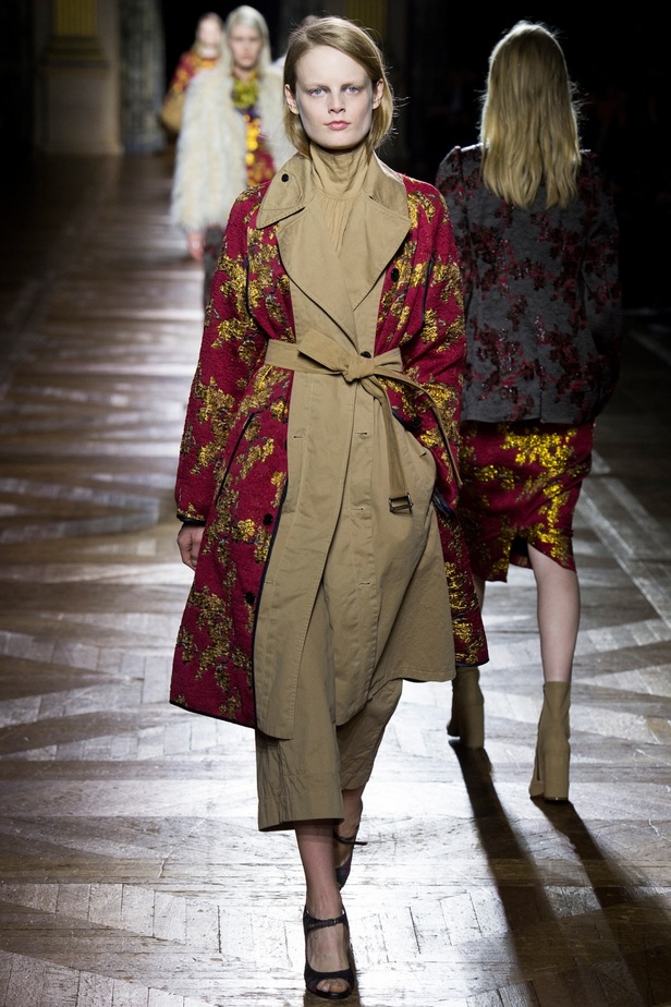 Dries Van Noten يرسم إطلالة المرأة الراقية والأنيقة