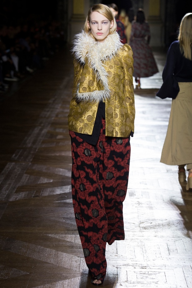 Dries Van Noten يرسم إطلالة المرأة الراقية والأنيقة