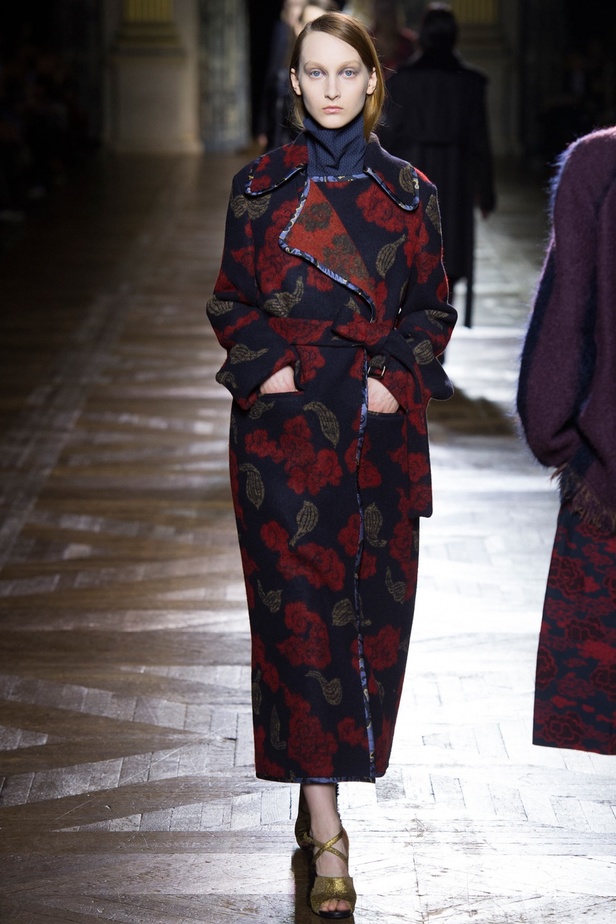 Dries Van Noten يرسم إطلالة المرأة الراقية والأنيقة