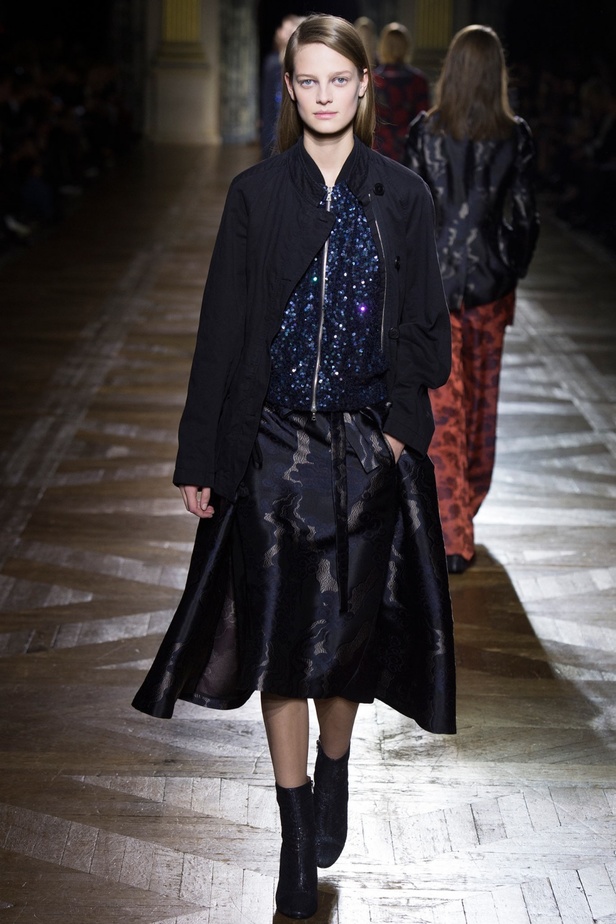 Dries Van Noten يرسم إطلالة المرأة الراقية والأنيقة