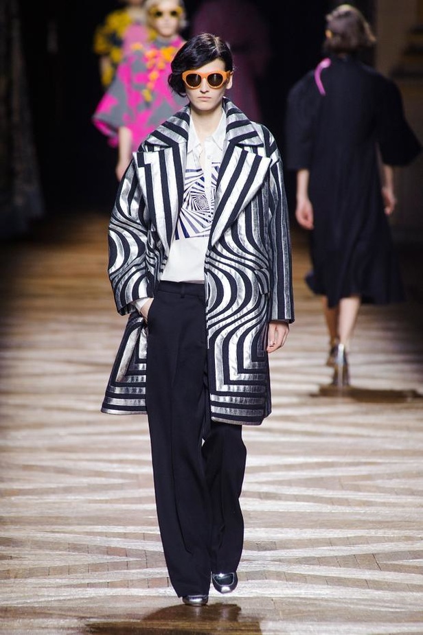 Dries Van Noten... أناقة الخطوط الوهمية