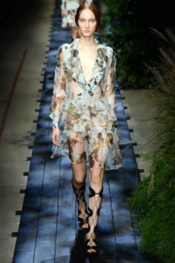 سحر الحدائق في عرض Erdem لربيع وصيف 2015