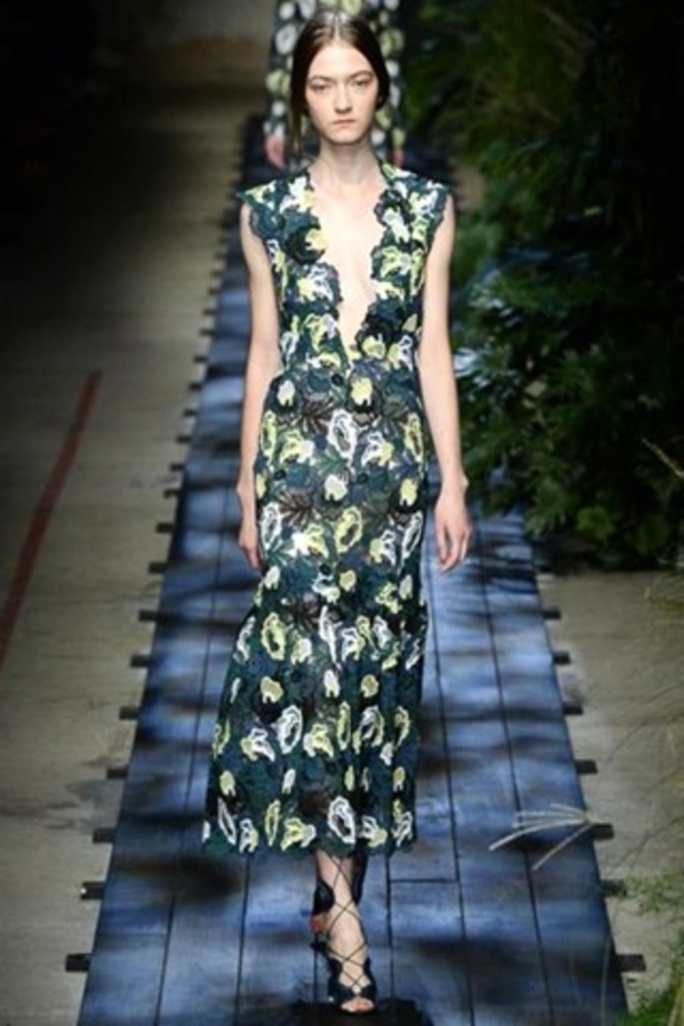 سحر الحدائق في عرض Erdem لربيع وصيف 2015