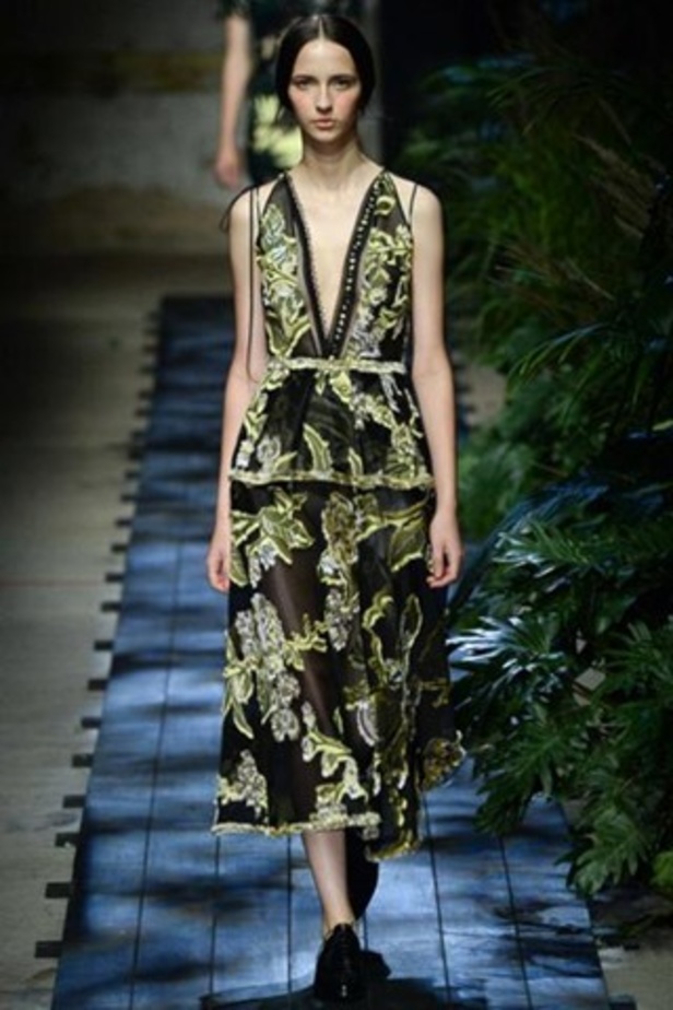 سحر الحدائق في عرض Erdem لربيع وصيف 2015