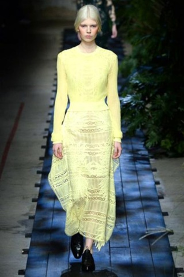 سحر الحدائق في عرض Erdem لربيع وصيف 2015