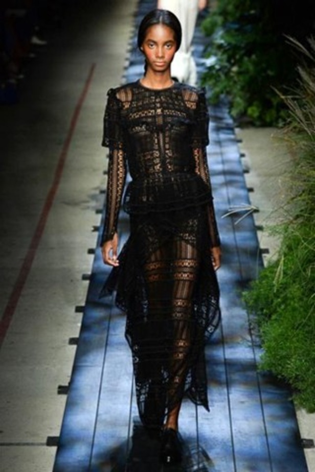 سحر الحدائق في عرض Erdem لربيع وصيف 2015