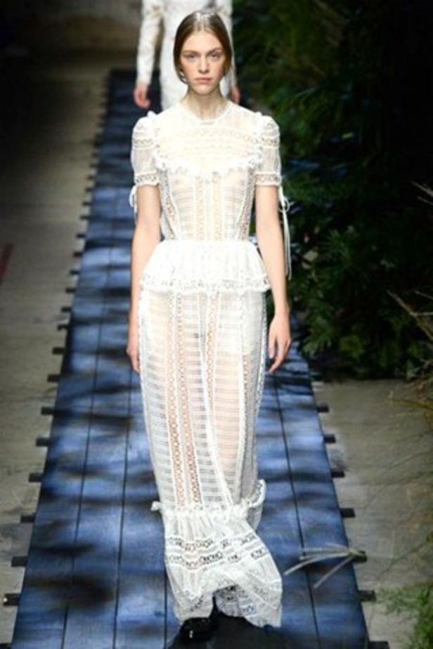 سحر الحدائق في عرض Erdem لربيع وصيف 2015