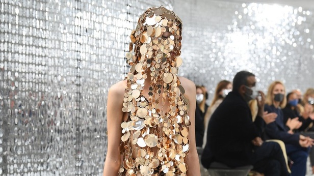 عرض ازياء Paco Rabanne من أسبوع الموضة في باريس لربيع وصيف 2021