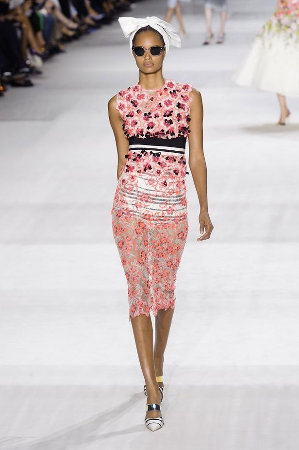 Giambattista Valli : خريف مزهر يتحدى الشحوب