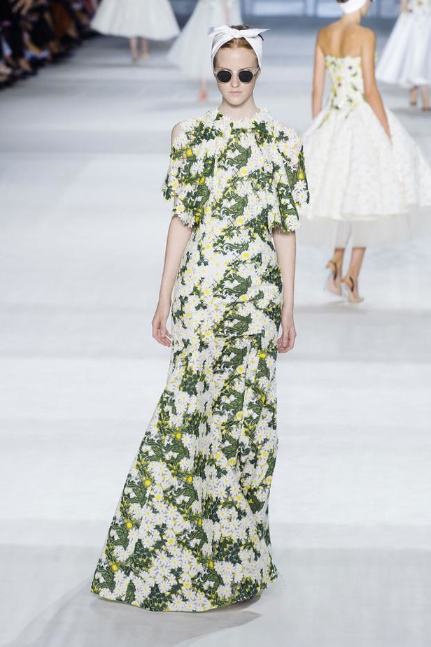 Giambattista Valli : خريف مزهر يتحدى الشحوب