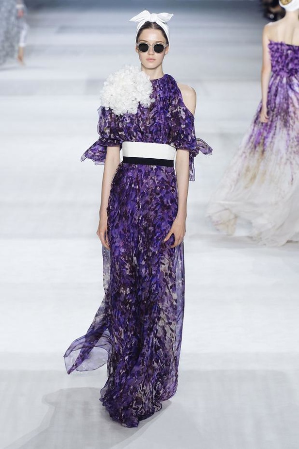 Giambattista Valli : خريف مزهر يتحدى الشحوب